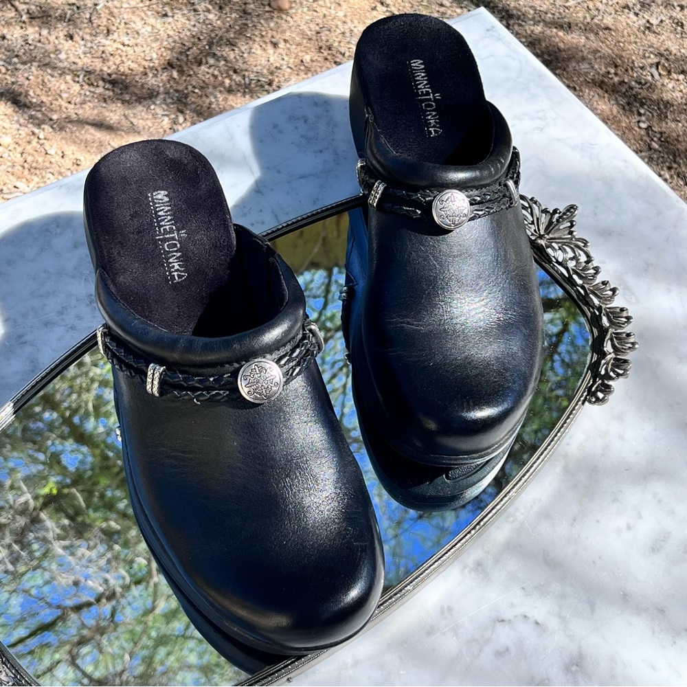 Minnetonka Black Leather Slip-On Clogs / Mules, 9.5, Boho Southwestern